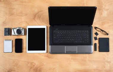 Düz kişisel ofis aksesuarları, laptop, dizüstü, kahve fincanı ve kamera ahşap arka plan, üstten görünüm üzerinde yatıyordu