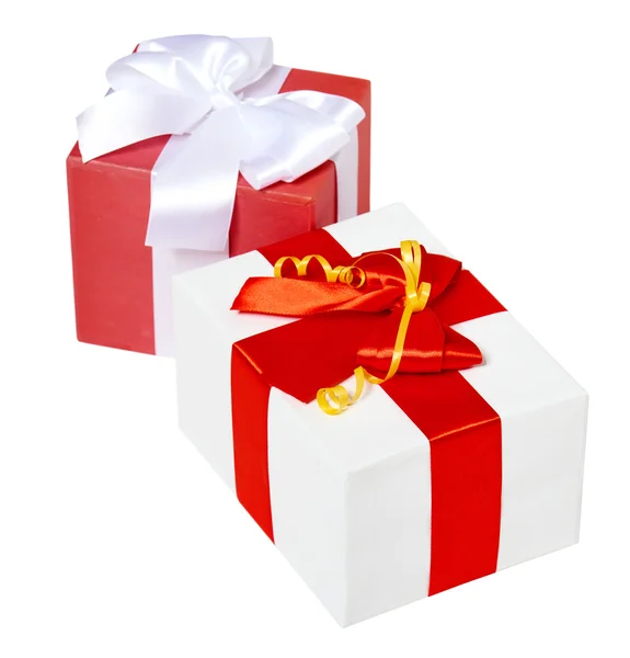 Dos caja de regalo decorado cinta roja de seda y arco, objeto sobre fondo blanco estudio aislado —  Fotos de Stock