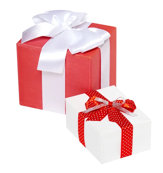 Dwa prezent pudełko utrzymane jedwab czerwoną wstążką i łuk, obiekt na tle białego studia na białym tle — Zdjęcie stockowe
