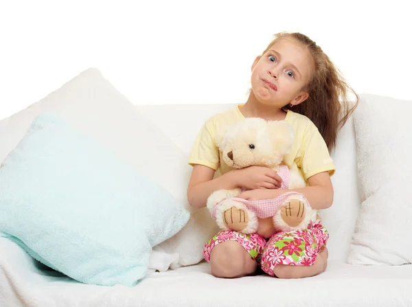 Flicka barn sitta i sängen och Visa tunga, ha roligt — Stockfoto