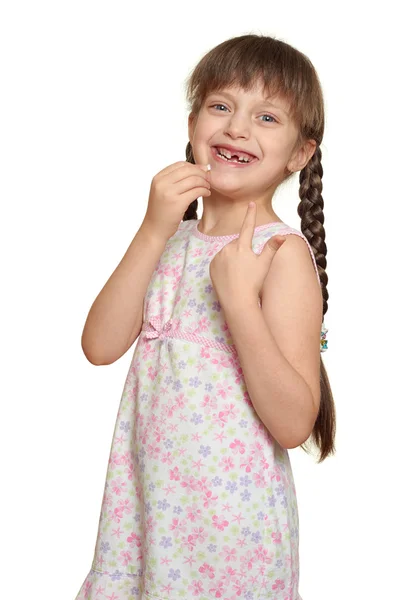 Kayıp diş kız çocuk portre eğleniyor, beyaz arka plan üzerinde izole stüdyo çekimi — Stok fotoğraf