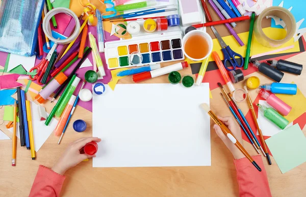 Ребёнок рисует вид сверху. Рабочее место с творческими аксессуарами. Плоские инструменты для рисования . — стоковое фото