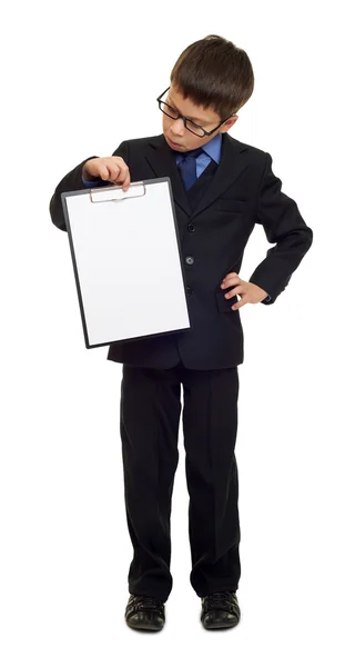 Băiat de școală în costum și foaie de hârtie goală în clipboard pe alb izolat, conceptul de educație — Fotografie, imagine de stoc