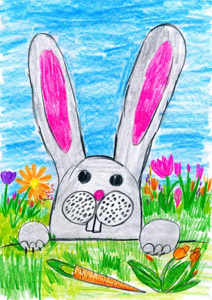 Coelho de Páscoa no prado de grama verde com ovos e legumes, conceito de férias, estação de primavera, desenho de criança no papel — Fotografia de Stock