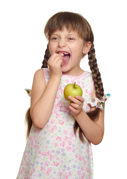 Niña diente perdido retrato infantil con manzana verde, sesión de estudio aislado sobre fondo blanco — Foto de Stock