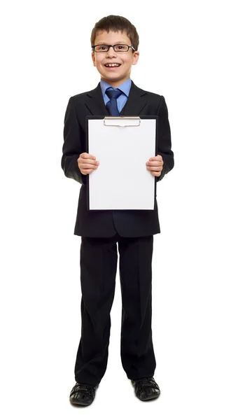 Niño de la escuela en traje y hoja de papel en blanco en portapapeles en blanco aislado, concepto de educación — Foto de Stock