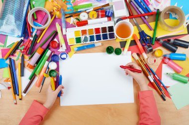 Üstten Görünüm çizim çocuk. Sanat işyeri yaratıcı aksesuarlar ile. Resim için düz yatıyordu sanat araçları.