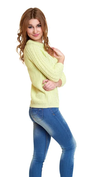 젊은 여자 캐주얼 옷을 입고 청바지와 흰색 바탕에 스튜디오에서 포즈 녹색 스웨터 — 스톡 사진