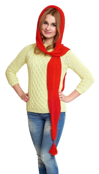 Девушка одета в красную шерстяную шапку и шарф позирует в студии на белом фоне — стоковое фото