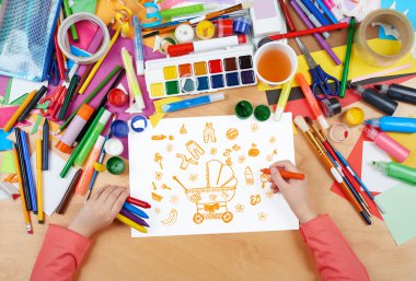 çocuk çizim bebek şeyler - bebek arabası, giyim ve oyuncaklar, kağıt üzerinde kalem boyama resmi ile üst görünüm eller, sanat işyeri