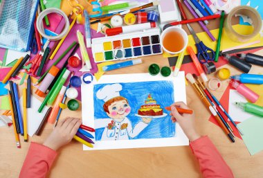 çocuk çizim tatil pasta ve aşçı, kağıt üzerinde kalem boyama resim ile üst görünüm eller, resim işyeri