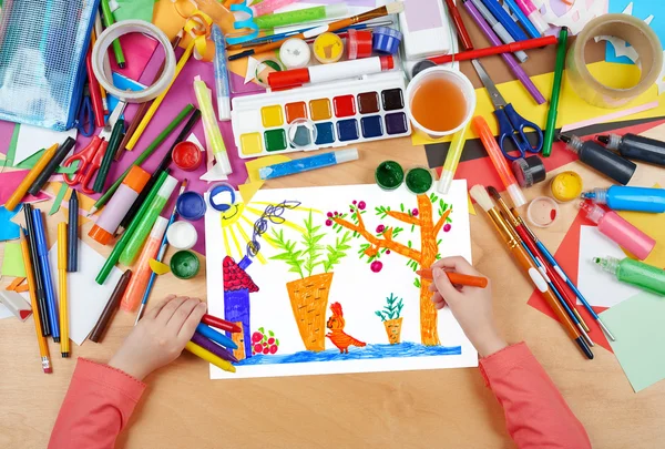 家の近くの台所の庭にニンジンとウサギを描く子供、紙の上に鉛筆絵とトップビューの手、アートワークの職場 — ストック写真