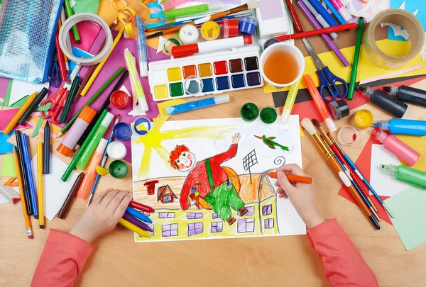 Çocuk çizim çocuk sırtında hava vida ile sinek, kağıt üzerinde kalem boyama resim ile üst görünüm eller, resim işyeri — Stok fotoğraf