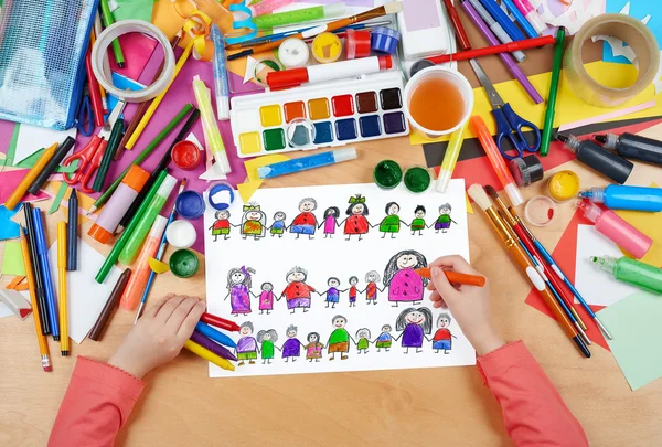 Bambino disegno carino felice persone cartone animato in fila, vista dall'alto mani con matita pittura immagine su carta, opere d'arte sul posto di lavoro — Foto Stock