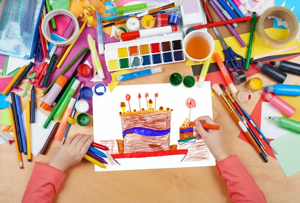 Dibujo infantil de pastel de cumpleaños de dibujos animados grandes, manos de vista superior con dibujo de pintura a lápiz en papel, lugar de trabajo de ilustraciones —  Fotos de Stock