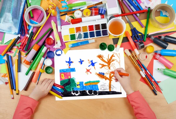 Автомобіль з овочевою культурою та птахами, дитячий малюнок, зверху руки з малюнком олівцем картина на папері, робоче місце — стокове фото