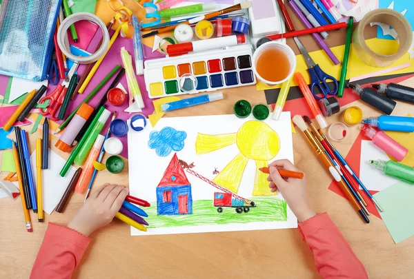 Gato del rescate del camión de bomberos del dibujo del niño de la casa del techo, manos de la vista superior con el cuadro de la pintura del lápiz en papel, lugar de trabajo de las ilustraciones —  Fotos de Stock