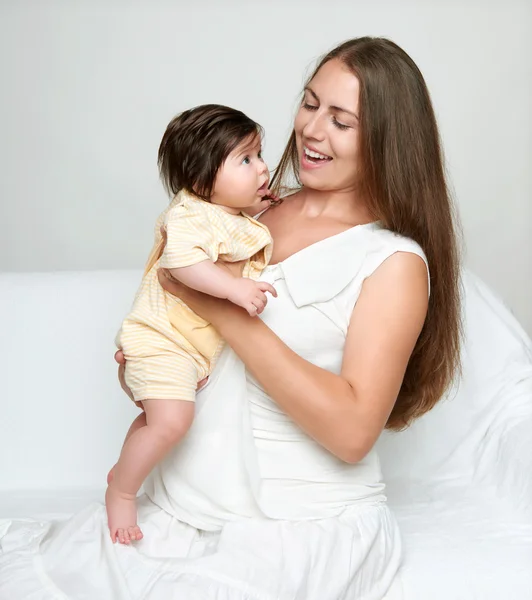 Porträt von Mutter und Baby auf Weiß — Stockfoto