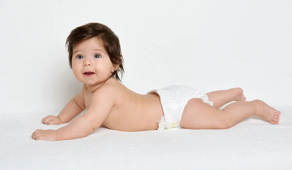 Retrato do bebê em fralda na toalha branca no estúdio — Fotografia de Stock