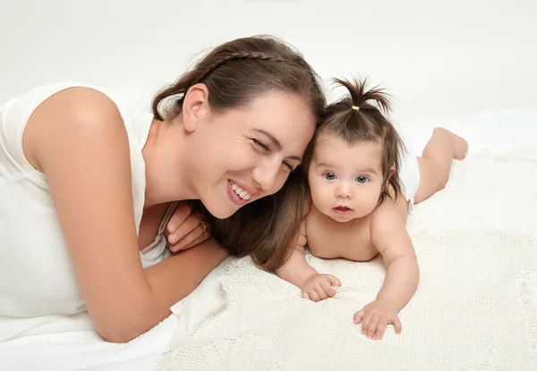 Portret matki i dziecka leżą na biały — Zdjęcie stockowe