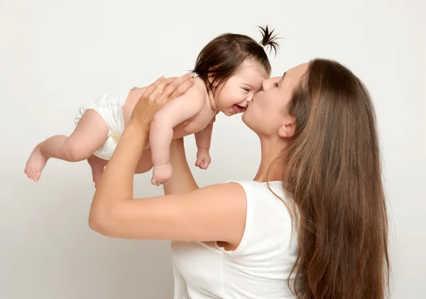 Mutter wirft Baby und küsst, spielt und hat Spaß — Stockfoto