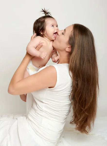 ママが赤ちゃんとキス、遊びと楽しみ、子育て、幸せな家族概念をスローします。 — ストック写真