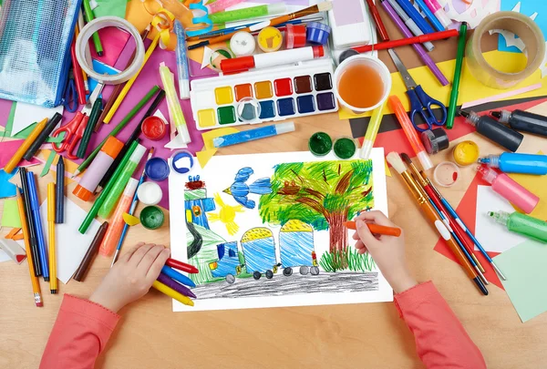 kamyon ile buğday kırpma kırsal çocukta çizim, kalem resim resim kağıt, sanat işyeri ile üstten görünüm eller