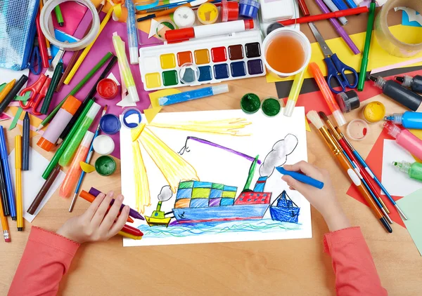 Barco de carga seca con contenedores, concepto de transporte, dibujo infantil, vista superior manos con lápiz pintura imagen sobre papel, obra de arte lugar de trabajo —  Fotos de Stock