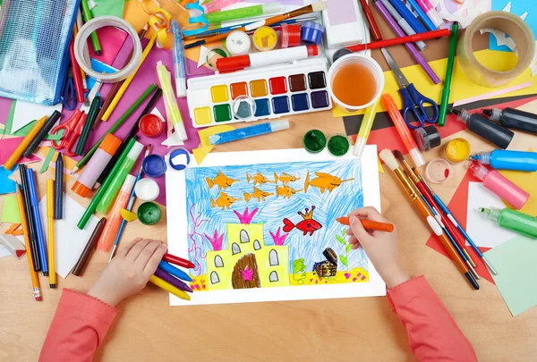 Castello sott'acqua con tesoro, il pesce re con corona, fiaba, disegno bambino, vista dall'alto mani con matita pittura quadro su carta, opera d'arte sul posto di lavoro — Foto Stock