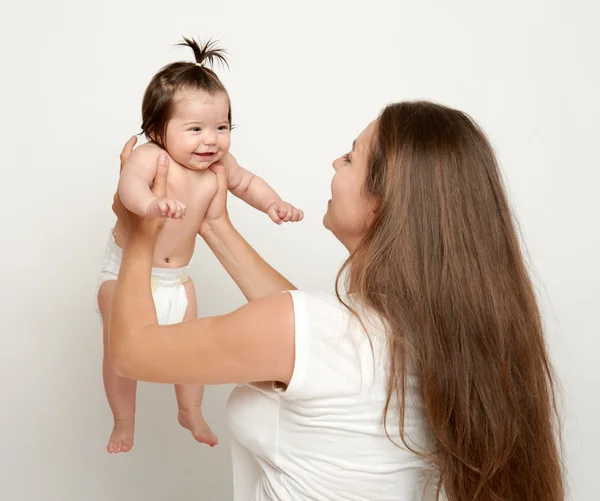 Mamá vomita bebé, jugar y divertirse, crianza, concepto de familia feliz — Foto de Stock