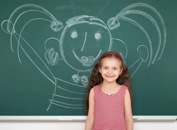 Yeşil tebeşir tahtası arka plan, yaz okulu tatil konsepti üzerinde mutlu adam çizim kırmızı çizgili elbise likız çocuk — Stok fotoğraf