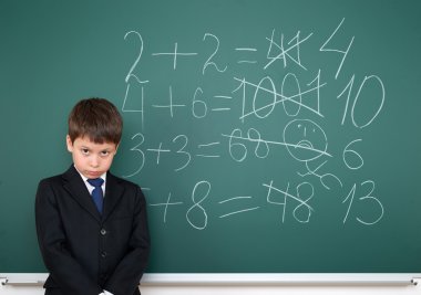 okul çocuğu tebeşir tahtası arka plan, eğitim kavramı üzerinde matematik yanlış örnekler karar verir