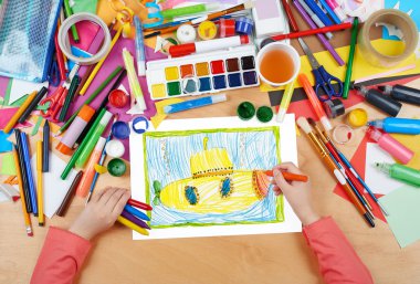 sarı denizaltı çocuk çizimi, üst görünüm eller kağıt üzerinde kalem boyama resim, sanat işyeri