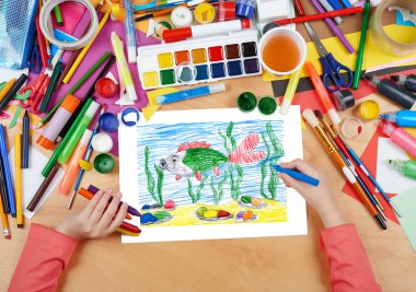 su altında büyük balık çocuk çizim, kağıt üzerinde kalem boyama resim ile üst görünüm eller, resim işyeri