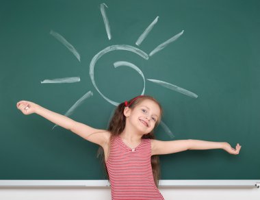 kırmızı çizgili elbise li kız öğrenci çocuk yeşil tebeşir tahtası arka plan, yaz okulu tatil konsepti üzerinde güneş çizim