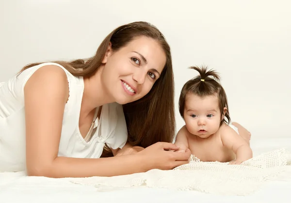 Portret matki i dziecka leżą na biały ręcznik — Zdjęcie stockowe
