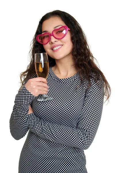 Chica con copa de champán y gafas de sol de color rosa, retrato de belleza, vestido a cuadros blanco y negro, pelo rizado largo, concepto de glamour, aislado sobre fondo blanco — Foto de Stock