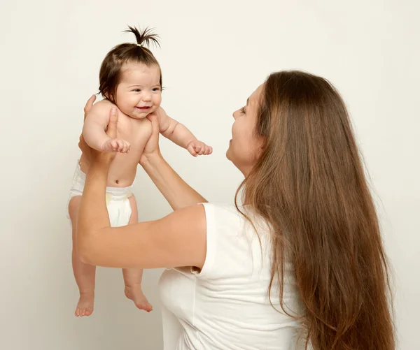 ママが赤ちゃん、遊び、楽しみ、子育て、幸せな家族概念をスローします。 — ストック写真