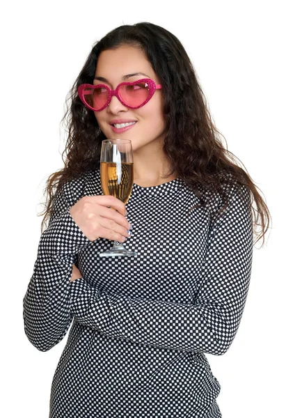 Chica con copa de champán y gafas de sol de color rosa, retrato de belleza, vestido a cuadros blanco y negro, pelo rizado largo, concepto de glamour, aislado sobre fondo blanco — Foto de Stock