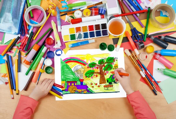 Apple tuin en stoom trein kind tekening, bovenaan weergave handen met potlood tekening van foto op papier, illustraties werkplek — Stockfoto