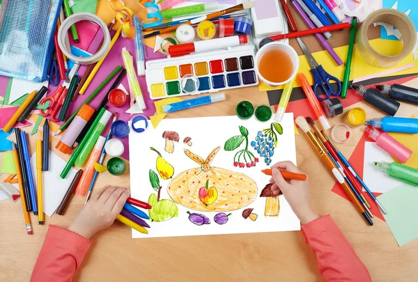 Groenten en fruit geschilderd object instellen kind tekening, bovenaan weergave handen met potlood tekening van foto op papier, illustraties werkplek — Stockfoto