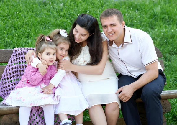 Familie im Freien, schwangere Frau mit Kind und Mann, Stadtpark, Sommersaison, grünes Gras und Bäume — Stockfoto