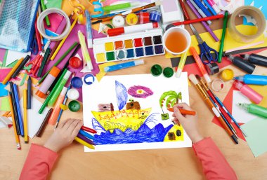 Retro yelkenli gemi Adası palmiye ağacı ile çocuk çizim, en iyi görünümü elleri kalem resim resim kağıt, sanat işyeri ile yakın