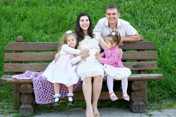 Familie im Freien, schwangere Frau mit Kind und Mann, Stadtpark, Sommersaison, grünes Gras und Bäume — Stockfoto