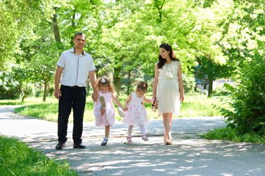 hamile kadın ve çocuk ile aile yaz şehir Parkta yürümek