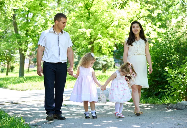 Família com criança e mulher grávida caminhar no parque da cidade de verão — Fotografia de Stock