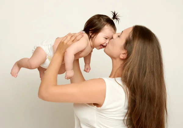 赤ちゃん赤ちゃんとキス、遊びと楽しいママがスローされます。 — ストック写真