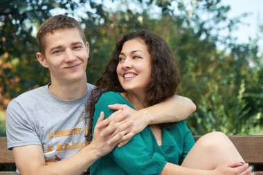 Şehir Parkı, yaz sezonu, aşık oğlan ve kız poz Romantik Çift