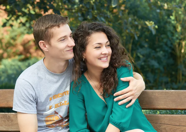 Romantische paar poseren in stadspark, zomerseizoen, liefhebbers jongen en meisje — Stockfoto