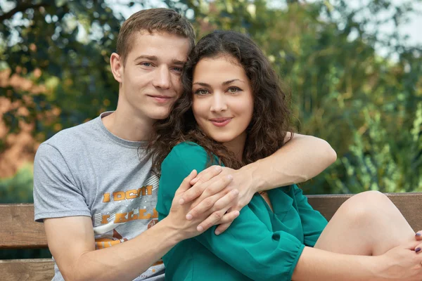 Romantikus pár a városi parkban, a nyári szezonban, a szerelmesek fiú és a lány pózol — Stock Fotó